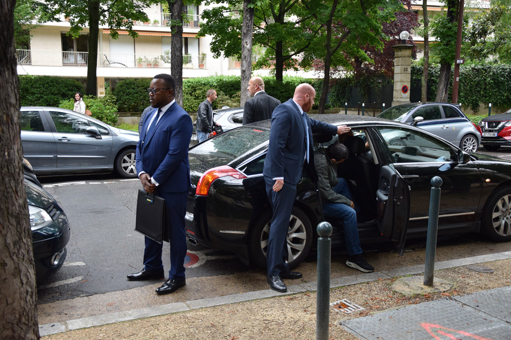 Client qui sort d'une voiture.
