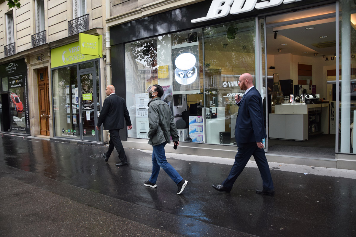 Les agents de protection rapprochée escortent leur client dans les rues de la ville.
